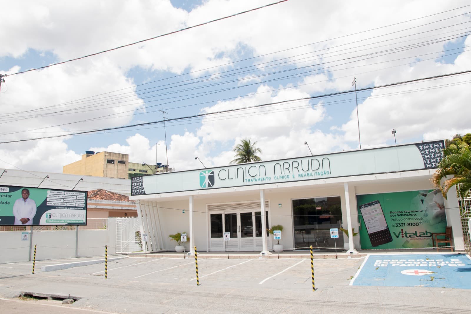 Profissional atendendo paciente na clínica